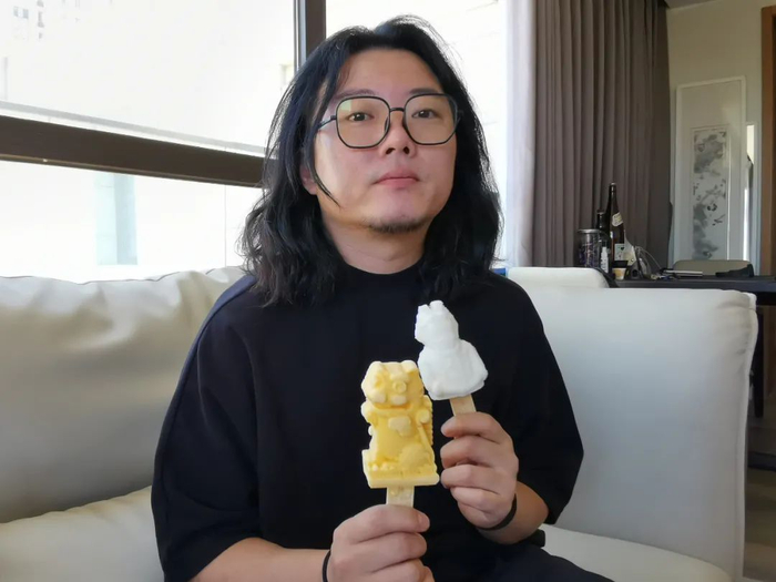 设计师郑奥南手持自己设计的文创雪糕，白：兵马俑；黄：天坛神兽。本报记者尹平平摄