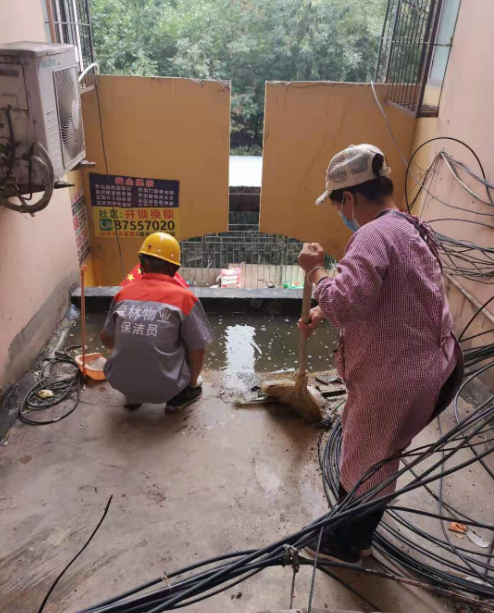 翠林小区物业人员清理天井