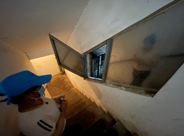 翠林一里的保洁员经常打开窗户查看天井内的卫生