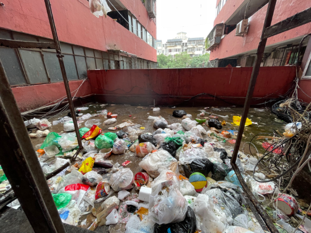 嘉园三里2号楼北侧的半开放式天井内