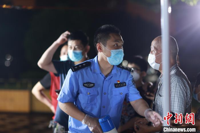 民警张伟峰在小区核酸检测点内维护秩序。 上海浦东警方供图