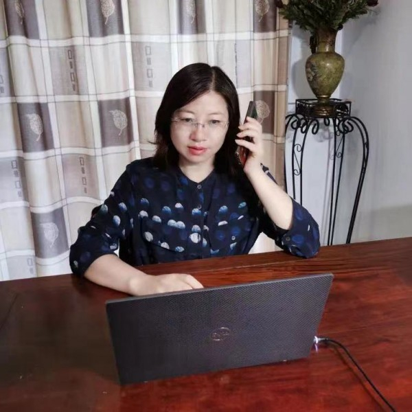 图说：陈珏在接听公益热线电话