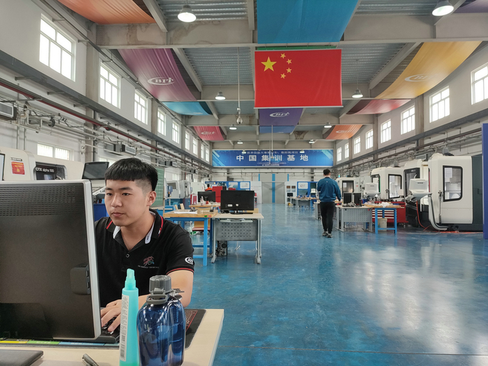 在北京工业技师学院的技能世赛集训基地，国家队集训队选手井焦铭正在训练