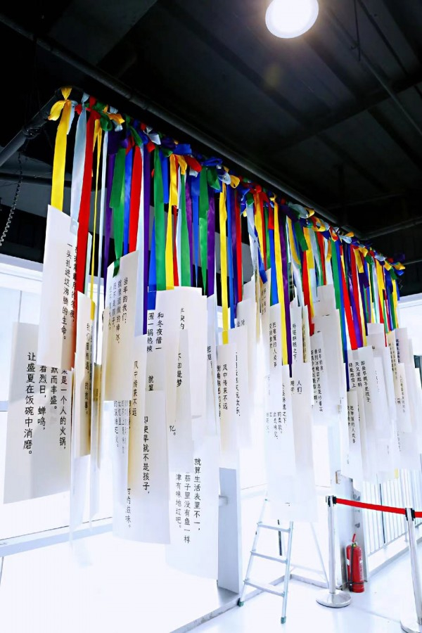 图说：上海市精神卫生中心的一位进食障碍康复患者近期策划的一场身材焦虑展 采房对象供图（下同）