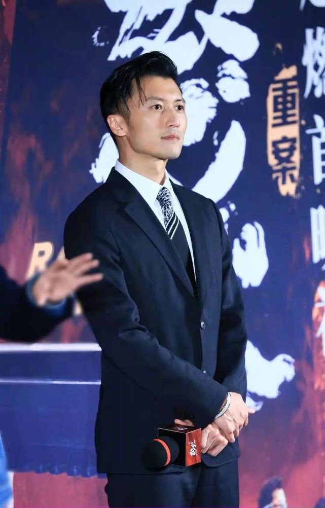 41岁谢霆锋帅成型男标杆戴耳钉出席活动一点不油腻真羡慕王菲