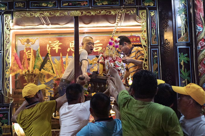 妈祖在海上显圣救难，化险为夷后终归神位。孙诺图