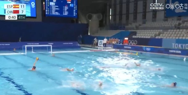 中国女子水球队虽然在1/4决赛中不敌西班牙队无缘四强，但在比赛中仍然表现出色。视频截图