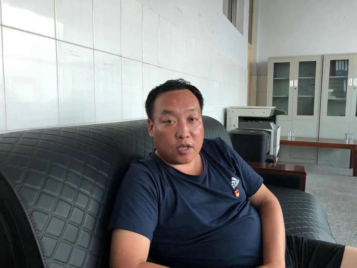 镇上的卫生院没有被水淹没，成了新镇镇防汛指挥部的临时办公点。图为镇党委书记常玉华接受第一财经采访