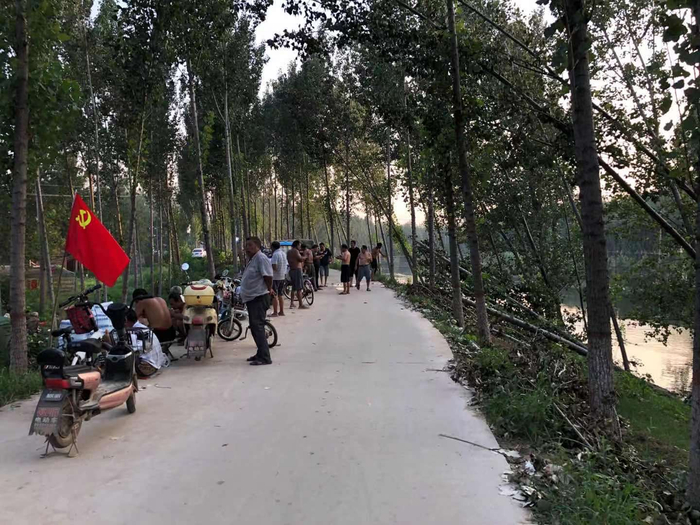 新镇镇每个村庄大致保留100多个青壮年，作为本村的抢险队员。图为兰庄村村民在堤上留守。
