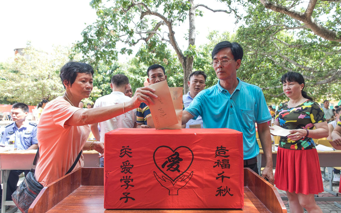 东水港村民们自发组织，为考上大学的学子发放助学金。陶兴图