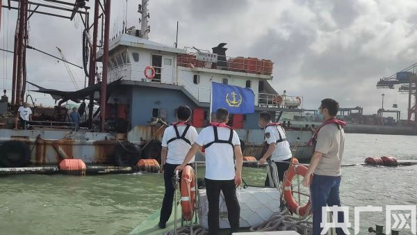 　　泉州海事局现场巡航排查水上施工作业船舶落实防台措施（央广网发 泉州海事局供图）