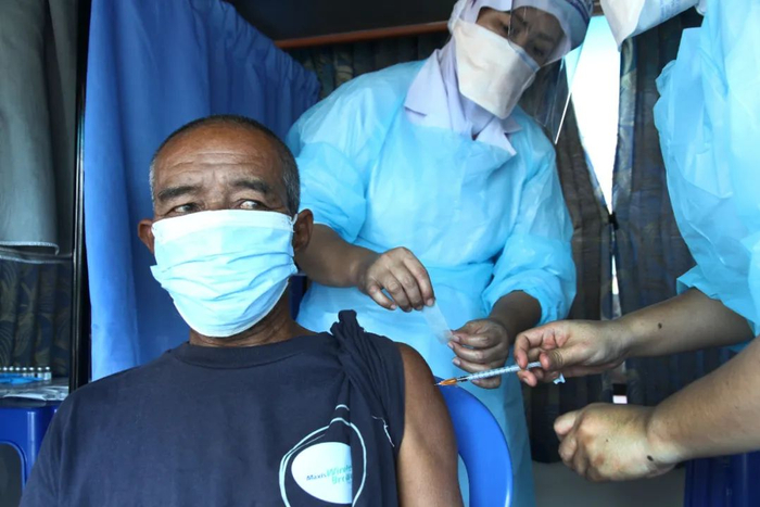 当地时间7月31日，马来西亚民众接种新冠疫苗。/IC photo