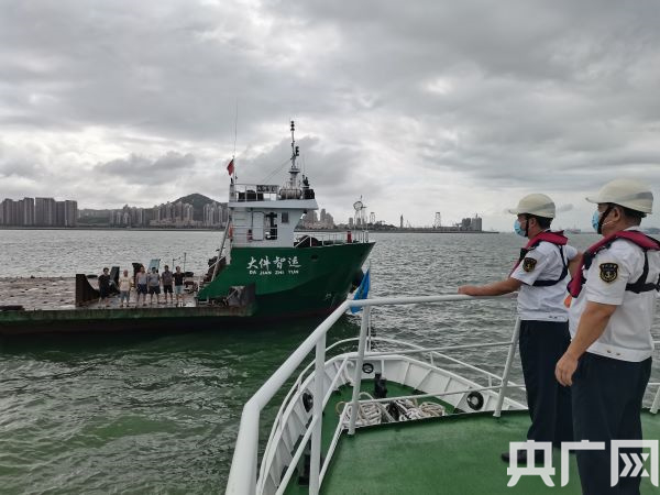 　　厦门海事局现场检查施工作业船防台情况