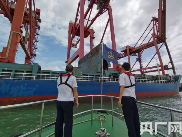 　　漳州海事局对码头船舶作业情况开展防台检查