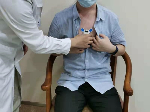 图说：“基于互联网+智能可穿戴心电设备与AI心电诊断技术的居家心电监测系统”可实现全天候智能监护 采访对象提供