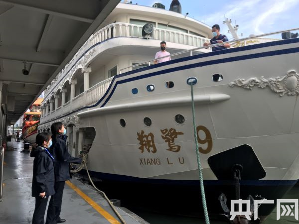 　　厦门海事局鹭江海事处“罗经花”工作室现场检查鼓浪屿客运码头客船防台情况