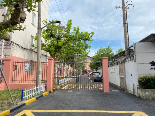 图说：小区改造后的封闭式边门。石化街道供图（下同）