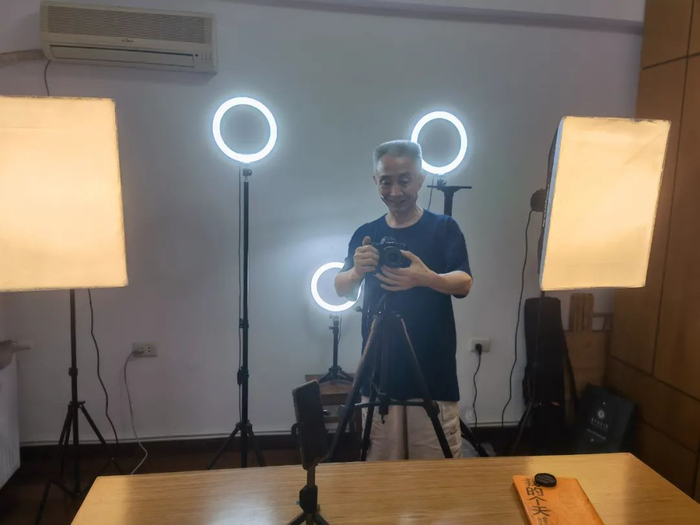 ▲7月5日，戴建业在家里专门腾出的“演播室”调试设备，准备录制视频。新京报记者&nbsp;李照&nbsp;摄