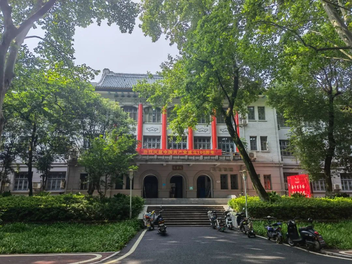 ▲7月6日，新京报记者走访华中师范大学文学院院楼，曾经是戴建业工作的地方。新京报记者&nbsp;李照&nbsp;摄