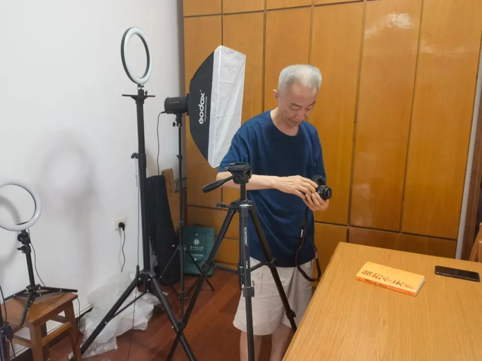 ▲7月5日，戴建业在家里专门腾出的“演播室”调试设备，准备录制视频。新京报记者 李照&nbsp;摄