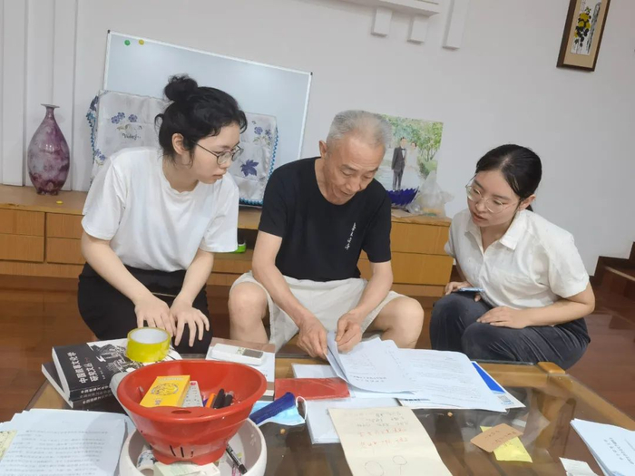 ▲7月5日，戴建业在家里给他的硕士研究生指导开题报告。新京报记者&nbsp;李照&nbsp;摄