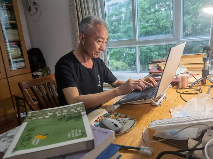 ▲7月5日，戴建业在书房写作。新京报记者 李照 摄