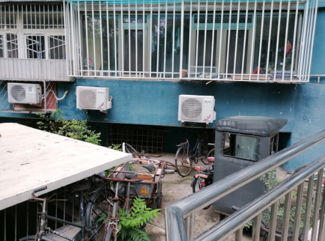 车道沟南里社区里废弃的电动自行车胡乱堆放在楼下空地