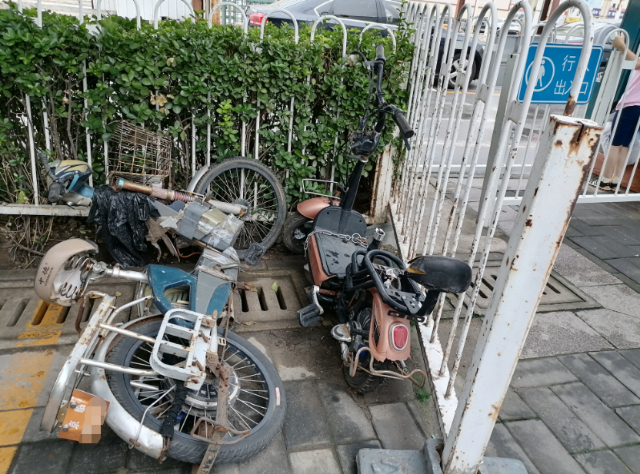 金四季购物中心免费自行车停车区域的废弃电动自行车