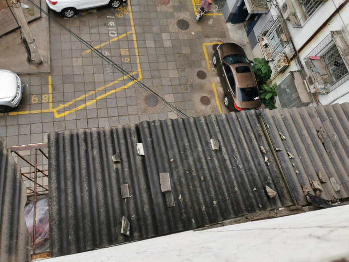 居民家的雨棚上，如今还散落着不少墙体外立面碎块。