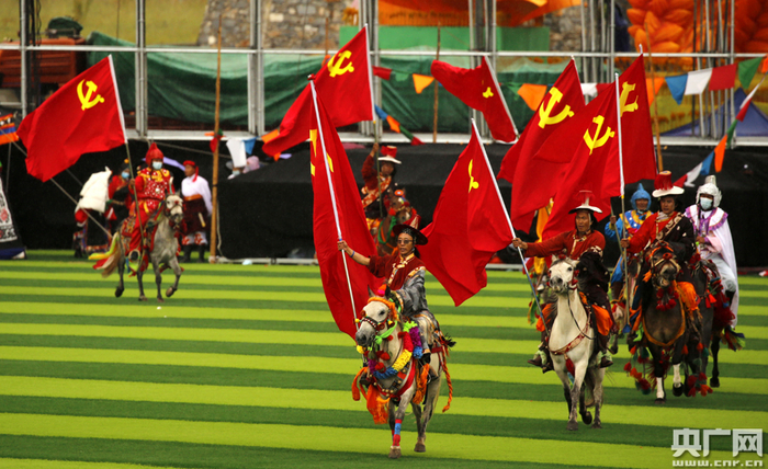 群众巡游马队入场（央广网发 张雷 摄）