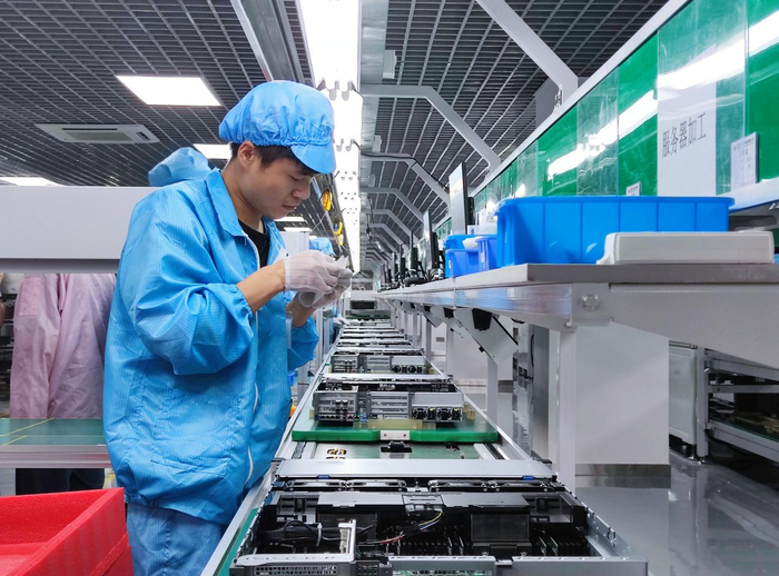 在陕西电子长安计算车间内，工作人员正在进行服务器加工（央广网发 主办方供图）