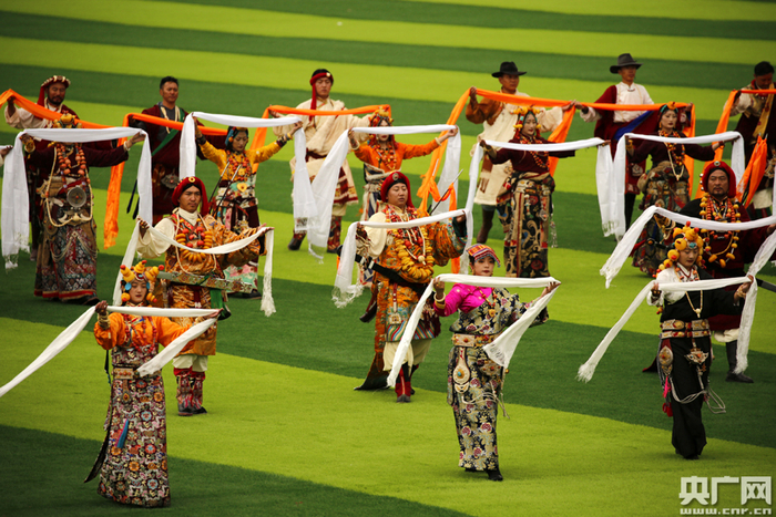 洁白的哈达迎宾客（央广网发 张雷 摄）