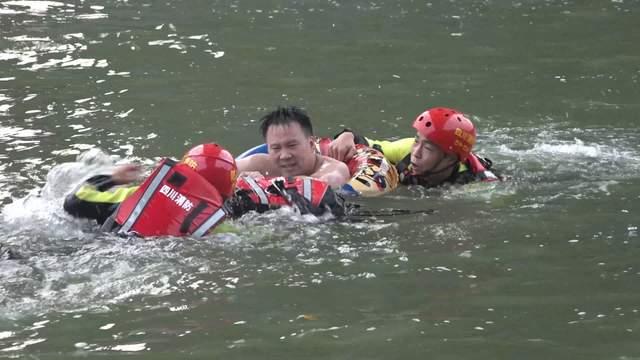 四川巴中：一男子下河游泳溺水命悬一线 消防紧急救援 财经头条