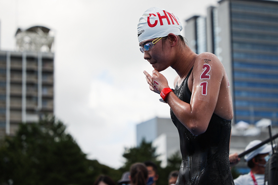 8月4日，中国选手辛鑫在东京奥运会女子马拉松游泳比赛中获第八名。视觉中国供图