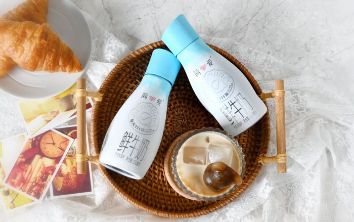 简爱鲜牛奶采用了成本更高的全遮光式包装设计，减少光照分解牛奶营养成分。受访者供图