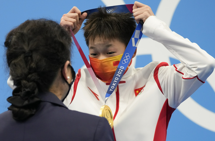 全红婵自己戴上金牌。