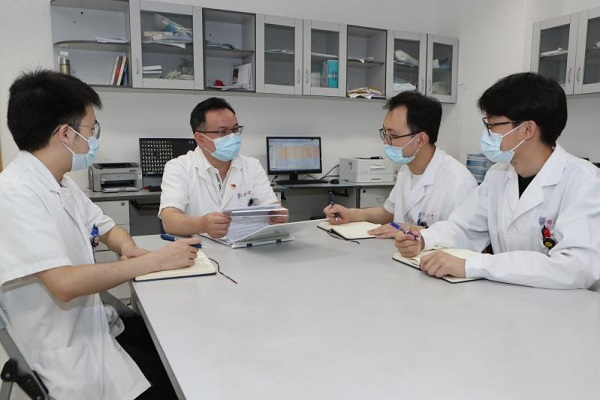 图说：上海市第十人民医院联合森亿智能发布 “基于AI的VTE智能化预测及辅助诊疗系统” 院方供图/下同