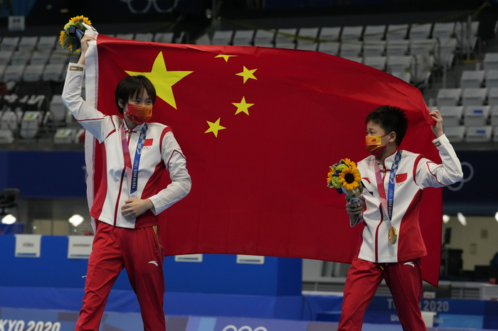 全红婵（右）和陈芋汐展示国旗。