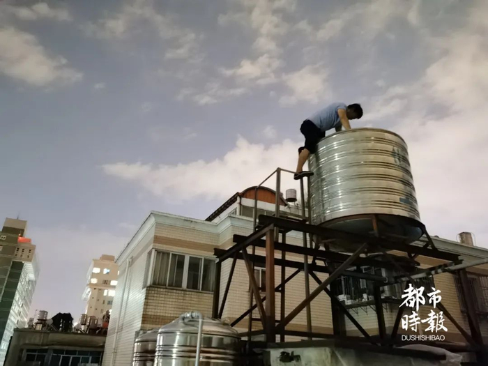 民警在楼顶的蓄水桶内找到了声源 警方供图