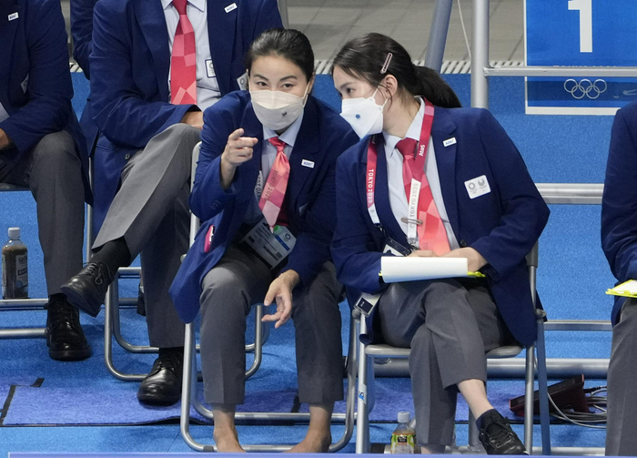 现场的郭晶晶（左）和陈若琳见证了小师妹的完美表演。