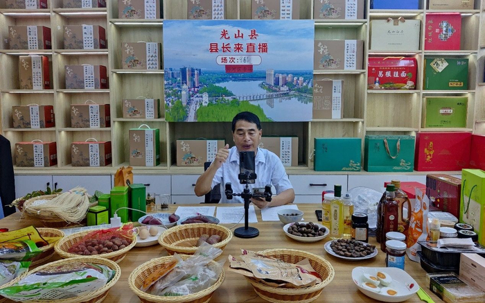 邱学明在直播间带货。受访者供图