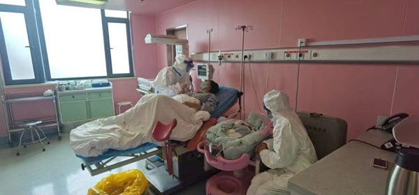 图说：医护人员陪伴母子左右