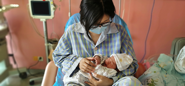 图说：谢女士在上海市东方医院（南院）诞下宝宝“安安”，母子平安 采访对象供图（下同）