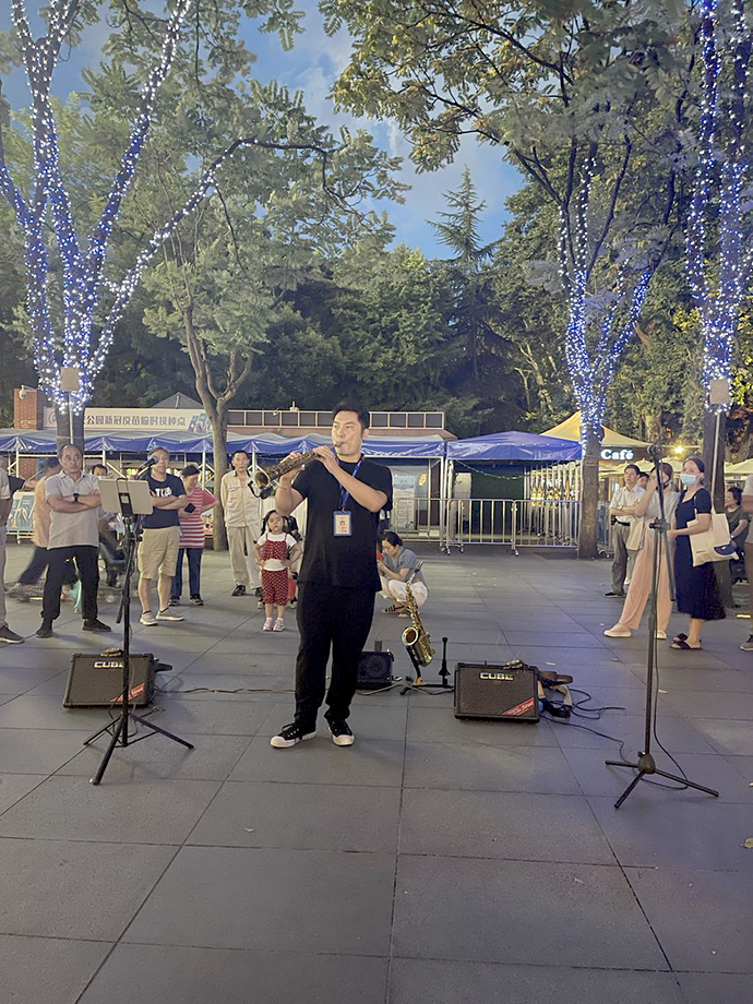 华俊在静安公园门口表演中。张呈君 摄