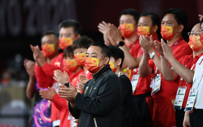 刘国梁领衔国乒后援团。图/新华社