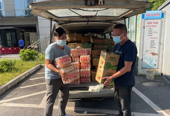 给大渡口区疫情防控一线工作人员送防暑物资 大渡口区总工会供图