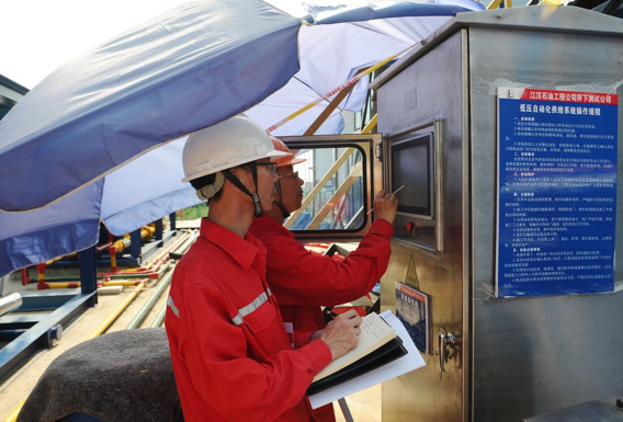 涪陵页岩气一线员工遮阳棚下工作避免中暑 涪陵页岩气公司供图