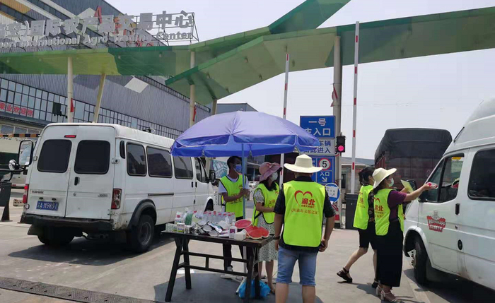渝北区王家街道在各服务卡口为司机们准备了西瓜、清凉药品等 渝北区王家街道供图