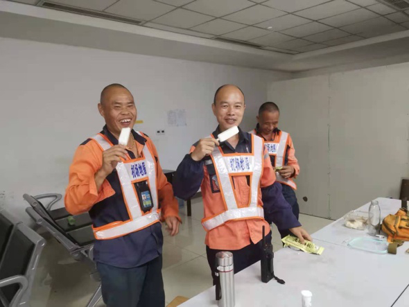 机场地服人员在休息室内吃冰糕解暑 重庆江北国际机场供图