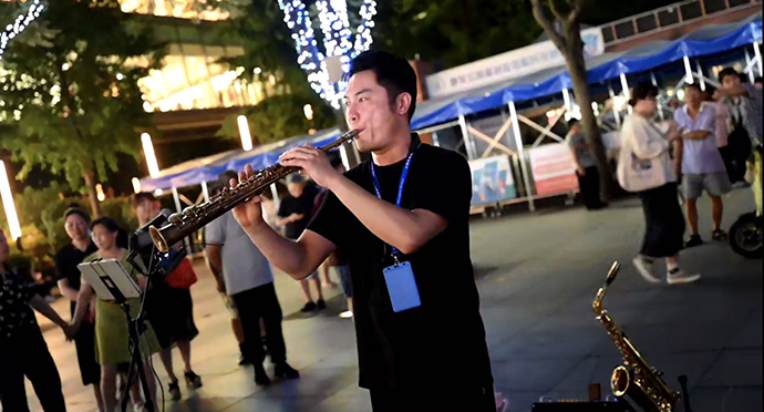 华俊在吹萨克斯。张呈君 摄